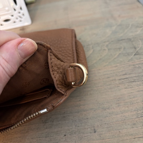 Tory Burch Tan Robinson Pebbled Leather Clutch Bag - Picture 5 of 12